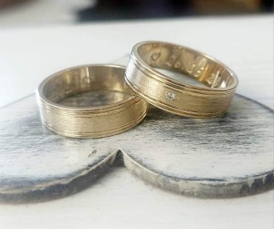 Obrączki złote płaskie z wałeczkami satyna próba 585