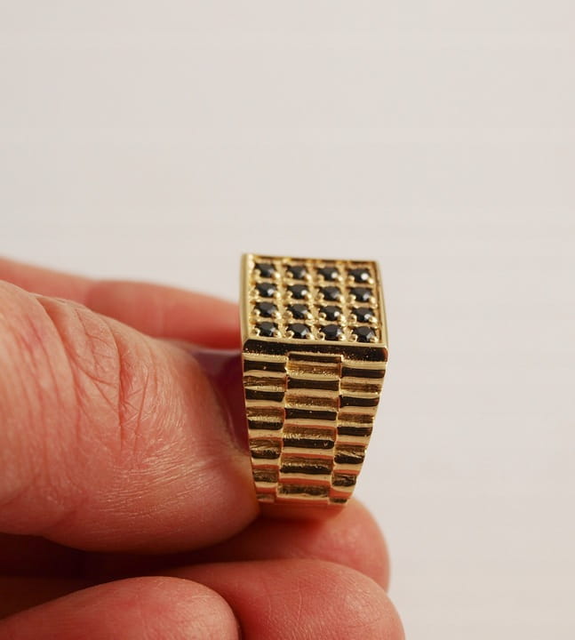 SYGNET-MESKI-ZLOTY-Z-CZARNYMI-CYRKONIAMI-ZLOTO-585-Material-zolte-zloto.jpg