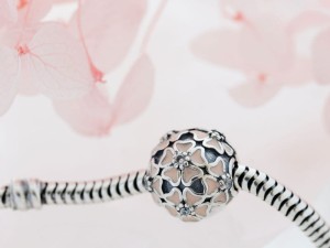 Zawieszka do bransoletki stoper emaliowane kwiatki z cyrkoniami srebro 925     