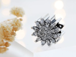 Zawieszka do bransoletki kwiatek z cyrkoniami srebro 925    