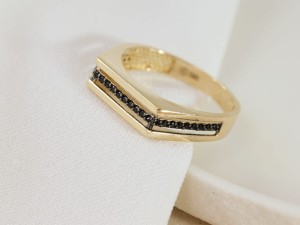 Pierścionek złoty geometryczny z czarnymi cyrkoniami próba 585