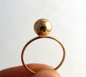 Pierścionek złoty z dużą kulką 8 mm próba 585 