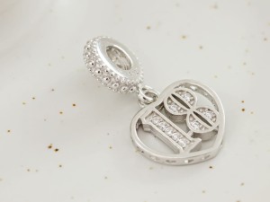 Zawieszka do bransoletki 18 lat srebro 925         