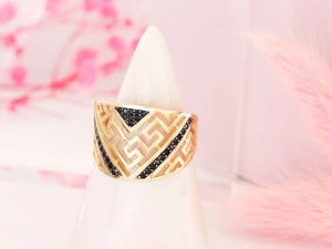 Pierścionek złoty grecki wzór z czarnymi cyrkoniami próba 585