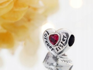 Zawieszka do bransoletki  serduszko z cyrkonią dla siostry srebro 925 