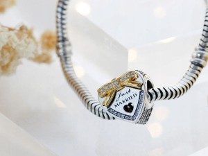 Zawieszka do bransoletki serduszko z cyrkoniami  srebro 925     